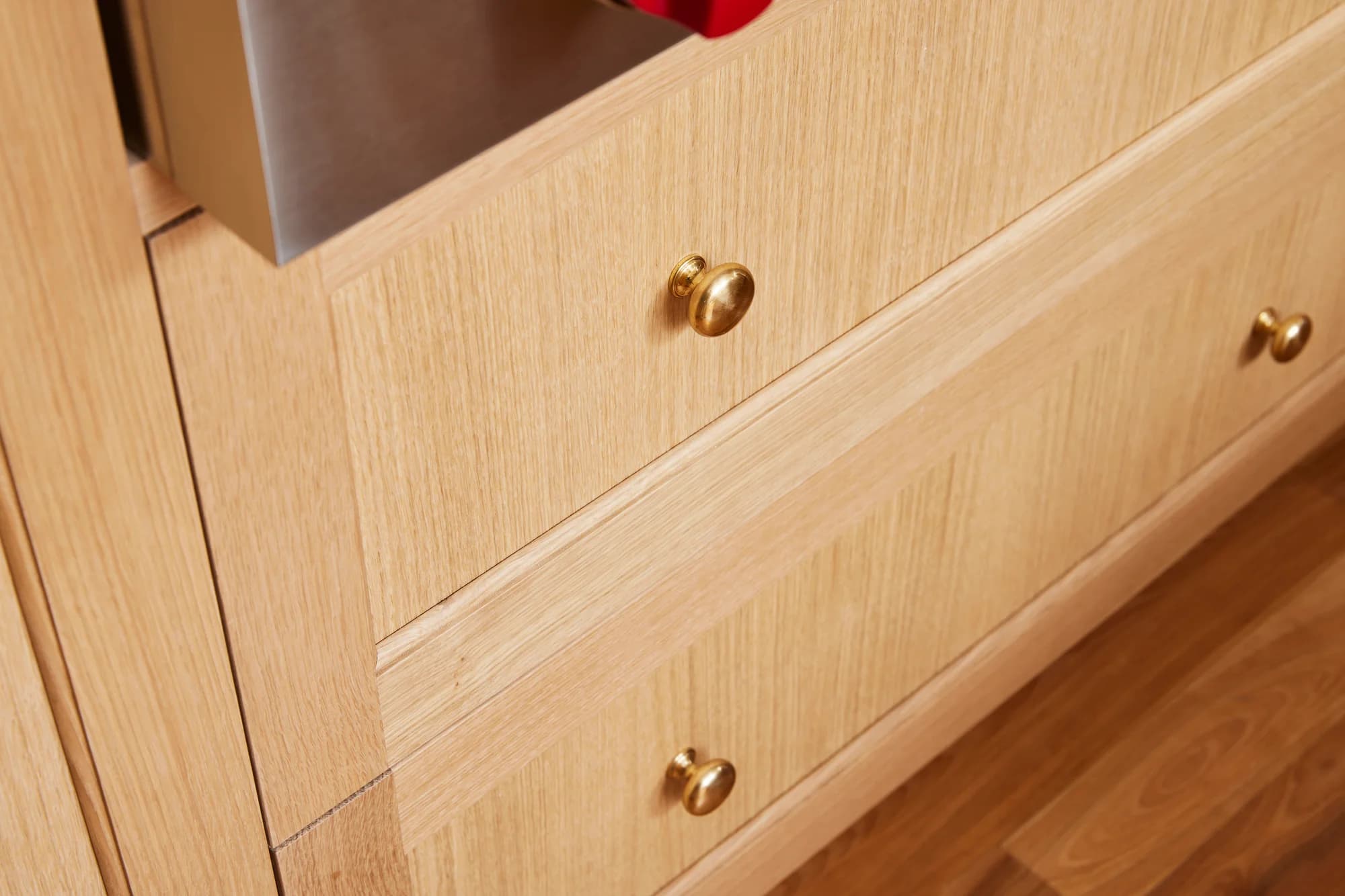 landscape 3x2 proj2 kitchen brass knob detail 030