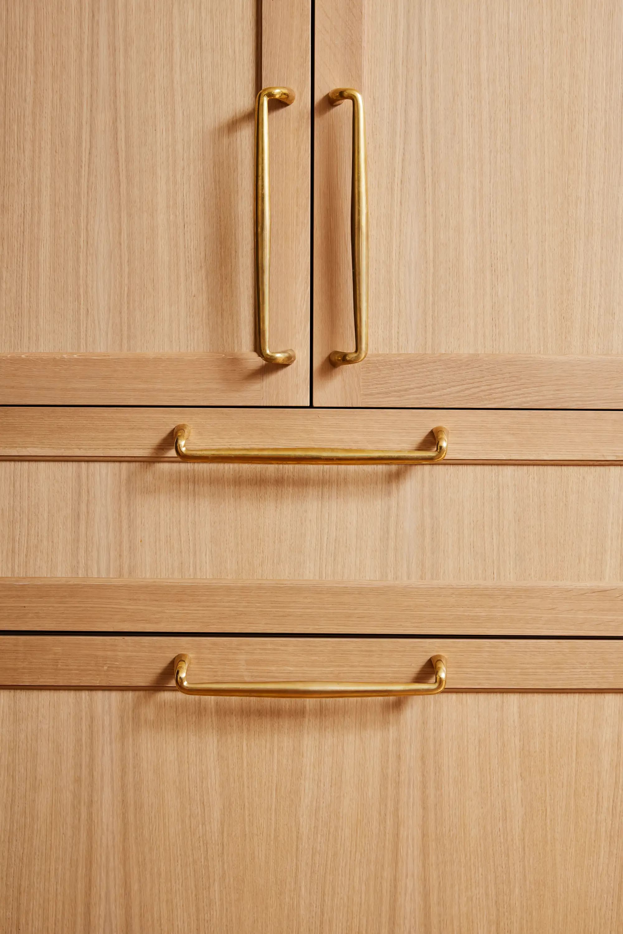 portrait 2x3 proj2 kitchen brass pull detail 031