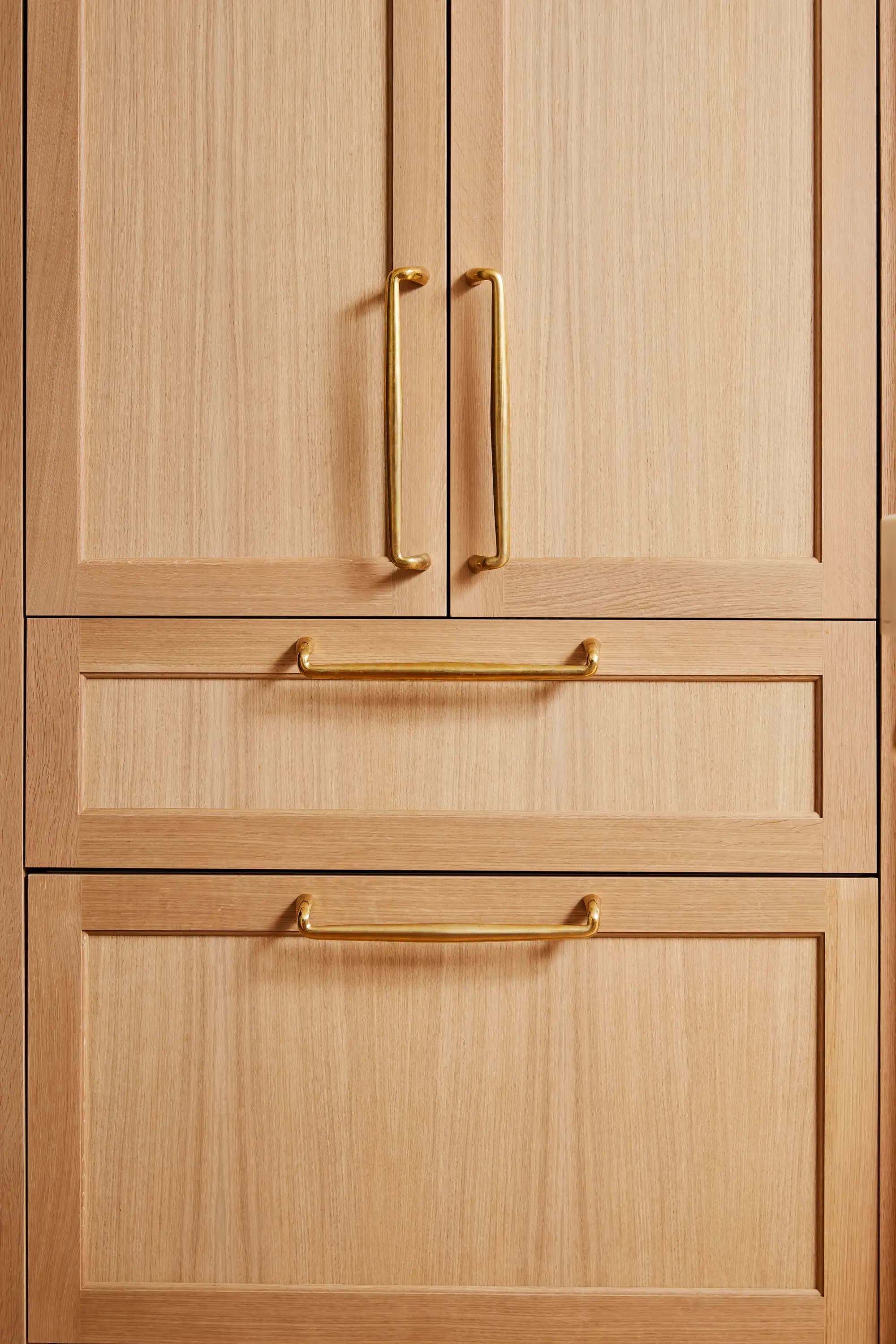 portrait 2x3 proj2 kitchen brass pull detail 033