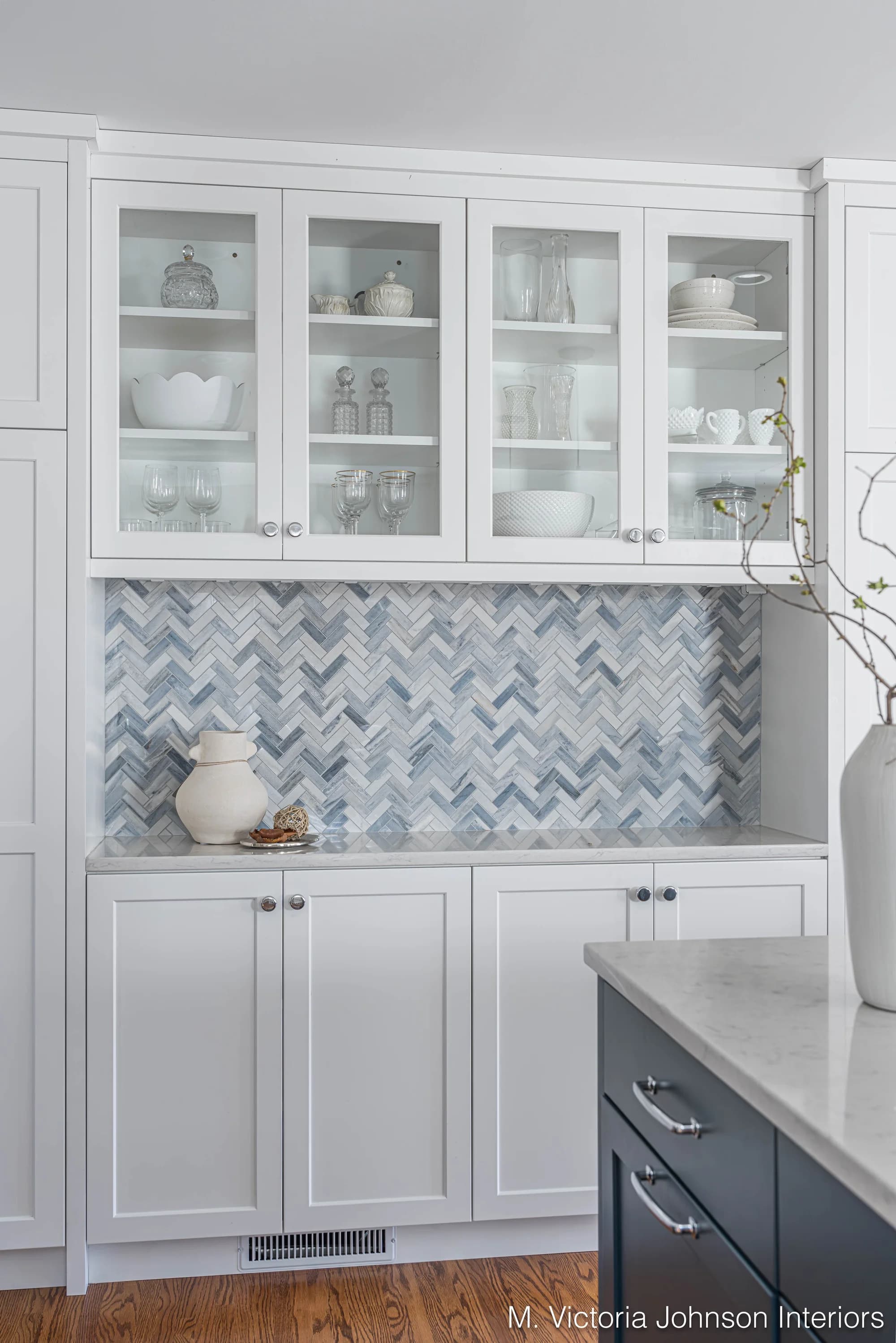 portrait 2x3 proj4 kitchen herringbone glass cabinets 008