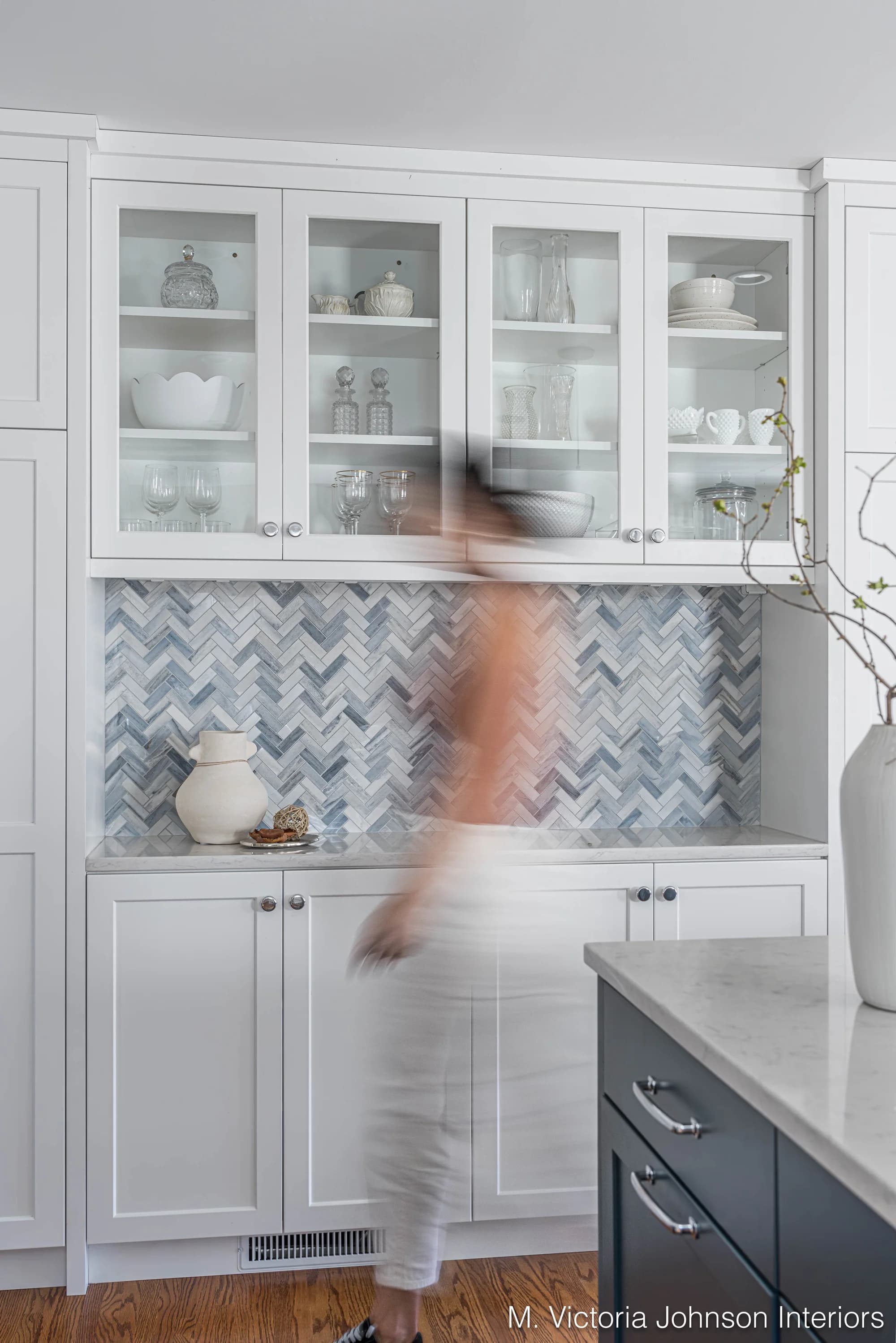 portrait 2x3 proj4 kitchen herringbone glass cabinets 009